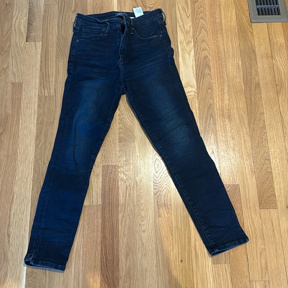 Ankle jeans. Dark wash